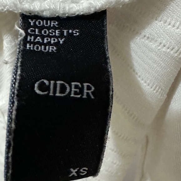 298 Cider | EUC White Textured Mock Neck Sleeveless Crop Top (size XS) - Picture 6 of 9